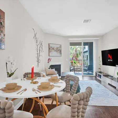 Lux Oasis In Woodland Hills Villa